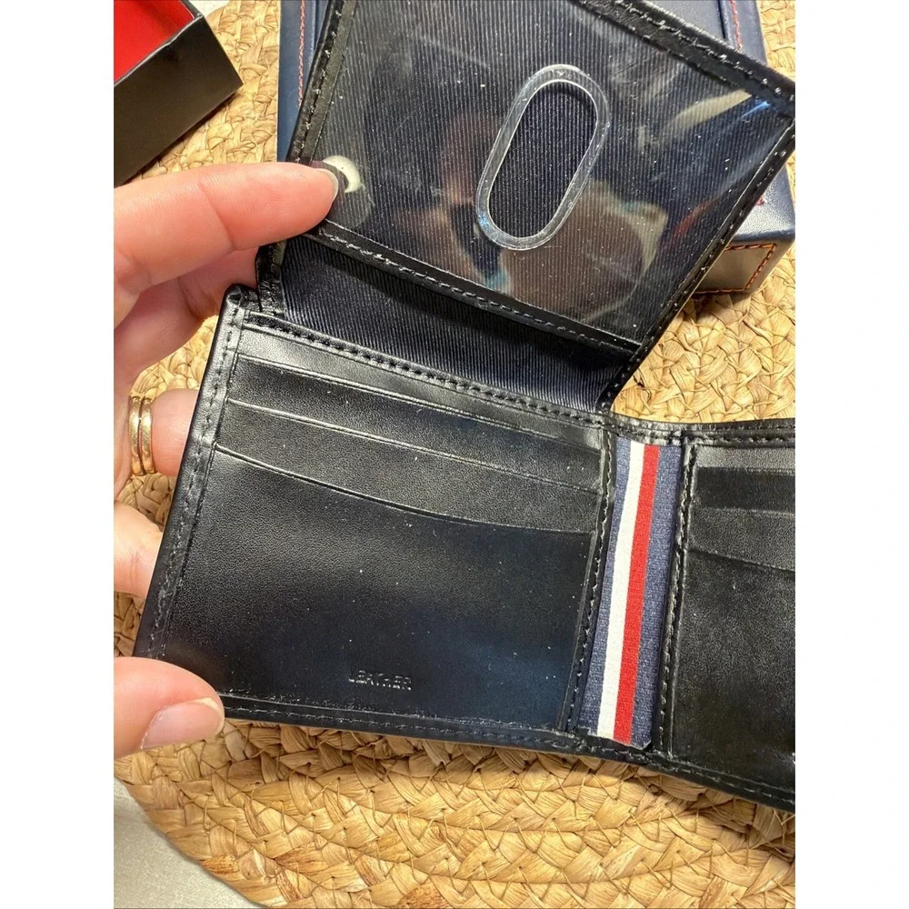 Tommy Hilfiger Men's RFID Protection Leather Wallet Bifold Brown 31HP220033